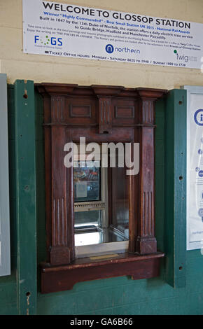 Vecchio treno ticket booth a Glossop stazione ferroviaria nel quartiere di picco Foto Stock