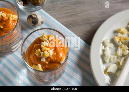 Gazpacho, crema di pomodoro e verdure, cibi tipici della Spagna mediterraneo Foto Stock