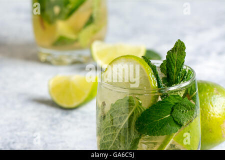 Cocktail mojito con rum, calce e soda, guarnito con menta Foto Stock