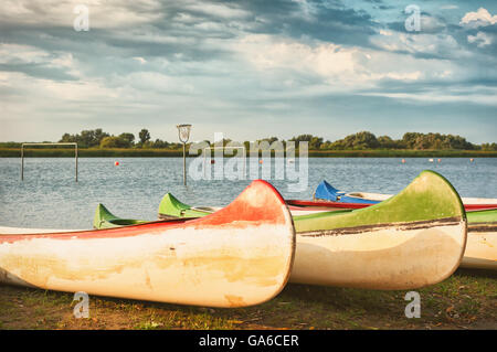 Vecchio Canoe sulla riva del lago. Foto Stock