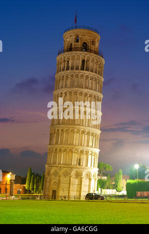 Torre pendente di Pisa di notte, Italia. Foto Stock