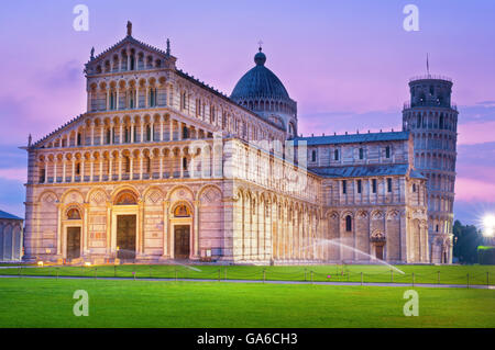 Piazza del Duomo di notte a Pisa, Italia. Foto Stock