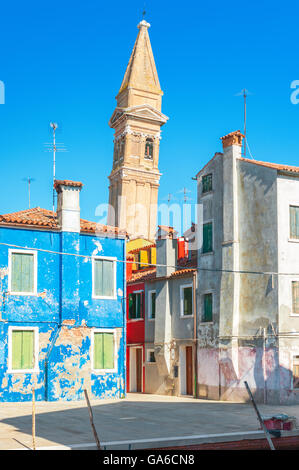 Campanile pendente a Burano, Italia. Foto Stock