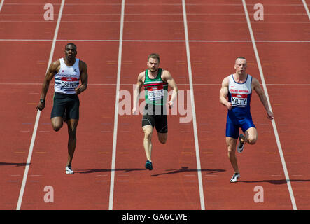 Birmingham, 25 giugno 2016, Sam Osewa (L)  Andrew Robertson (M)   Richard Kilty (R) concorrenti negli uomini della 100m durante il giorno due o Foto Stock