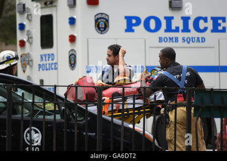 La città di New York, Stati Uniti. 03 Luglio, 2016. Personale di pronto soccorso in stand by con barelle. NYPD servizi di emergenza, FBI & FDNY investigatori chiuso una porzione di Central Park a fianco di Quinta Avenue tra la 59a e il settantesimo strade dopo giovane uomo chiamato Conor Gordon's piede è stata espulsa da un'esplosione di origine sconosciuta durante le escursioni in mezzo alle rocce. Credito: Andy Katz/Pacific Press/Alamy Live News Foto Stock