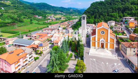 Vista aerea del centro di San Giovanni Ilarione e la chiesa di Santa Caterina in Villa (sec.XX), Verona, Italia. Foto Stock