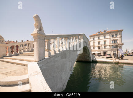 Tipico ponte attraverso un canale di Chioggia, Laguna Veneziana, Italia. Foto Stock