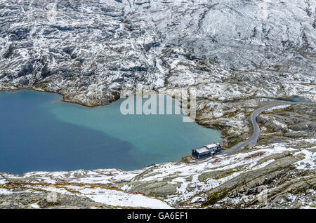 Vista della misty lago di montagna. La Norvegia. Foto Stock