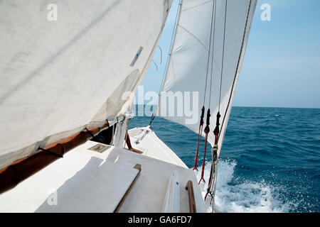 Vista dal ponte di una barca a vela Foto Stock