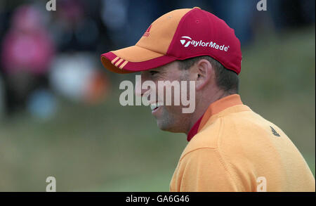 Sergio Garcia in Spagna sorride dopo un birdie sulla prima buca durante la terza giornata del 136° Campionato aperto a Carnoustie, Scozia. Foto Stock