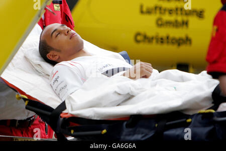 Lewis Hamilton della Gran Bretagna viene caricato su un elicottero dopo il suo incidente durante una sessione di qualificazione per il Gran Premio europeo di Formula uno a Nurburgring, Germania. Foto Stock