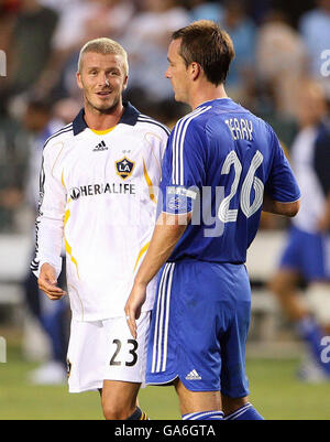 David Beckham DI LA Galaxy parla con il capitano del Chelsea John Terry (a destra) dopo il loro amichevole incontro al Home Depot Center a Los Angeles, Stati Uniti. Foto Stock