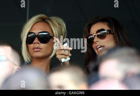 Victoria Beckham e l'attrice Eva Longoria guardano l'amichevole incontro tra LA Galaxy e Chelsea all'Home Depot Center di Los Angeles, Stati Uniti. Foto Stock