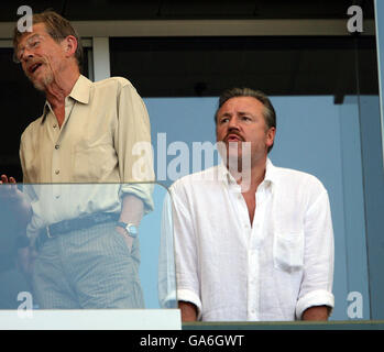 Gli attori Ray Winstone e John Hurt (a sinistra) guardano come Chelsea gioca LA Galaxy durante il loro amichevole incontro al Home Depot Center a Los Angeles, Stati Uniti. Foto Stock