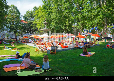 Il turista a godere di estate nel parco Zrinjevac in Zagreb Foto Stock