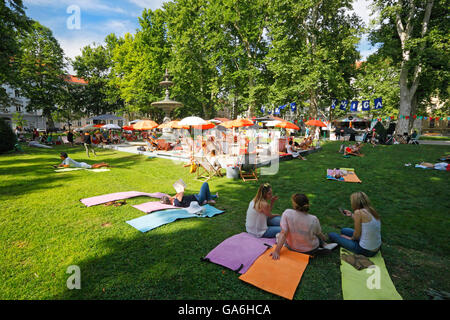 Il turista a godere di estate nel parco Zrinjevac in Zagreb Foto Stock