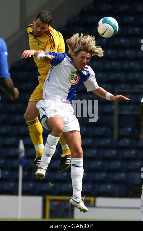 Robbie Savage di Blackburn Rovers (a destra) combatte per la palla alta con Egidijus Juska di FK Vetra durante la terza partita della seconda tappa dell'Intertoto Cup a Ewood Park, Blackburn. Foto Stock