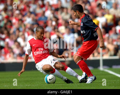 Il Gael Clichy dell'Arsenal (a sinistra) si inzia con Pierre-Alain Frau di Parigi Saint-Germain durante la partita della Emirates Cup all'Emirates Stadium di Londra. Foto Stock