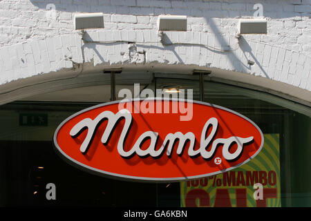 Vista generale di un negozio di abbigliamento Mambo a Covent Garden, nel centro di Londra. Foto Stock