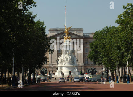 Una vista generale del Mall, guardando verso Buckingham Palace, nel centro di Londra. Foto Stock