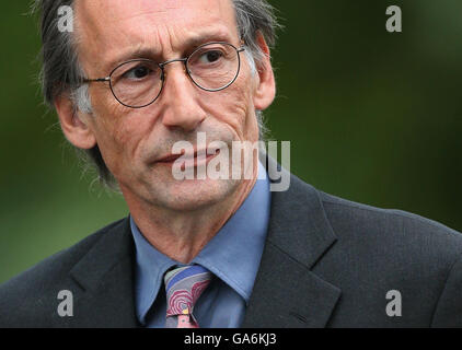 L'attore e scrittore di commedia Chris Langham arriva a Maidstone Crown Court a Kent. Foto Stock