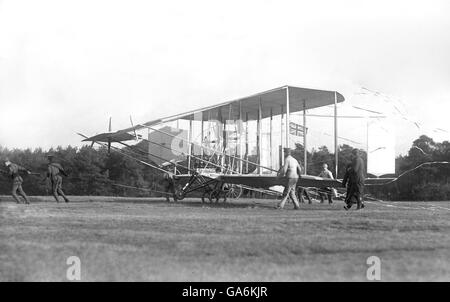 L'aereo utilizzato dal colonnello Samuel Cody per il primo volo a motore britannico è pronto per il decollo. Il volo durò 27 secondi e coprì una distanza di 1.390 piedi sopra Farnborough Common. Foto Stock