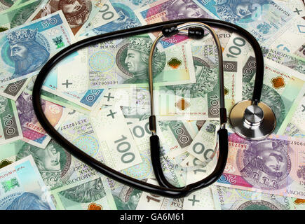 Lo stetoscopio e lucidare le banconote in background Foto Stock