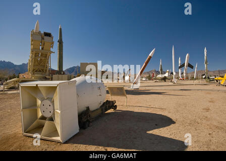 Fat Man bomba nucleare e razzi nel Parco di missili a White Sands Missile Range Museum vicino a Las Cruces, Nuovo Messico, STATI UNITI D'AMERICA Foto Stock