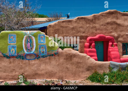 Nostra Signora di Guadalupe murale a parete di adobe in casa di Santa Cruz, Nuovo Messico, STATI UNITI D'AMERICA Foto Stock