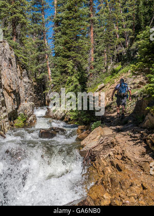 Escursionista in Missouri sentiero dei laghi, White River National Forest, Santa Croce deserto, Colorado. Foto Stock