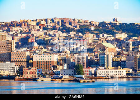 Una vista della città italiana di Napoli dall'area del Porto Foto Stock