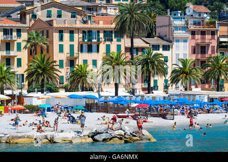 Spiaggia e mare alberghi a Santa Margherita Ligure sulla Riviera Italiana. Foto Stock