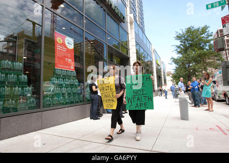 Single-pagatore attivisti picket il Whole Foods store su Columbus Avenue in New York, Stati Uniti d'America, 26 agosto 2009. Foto Stock