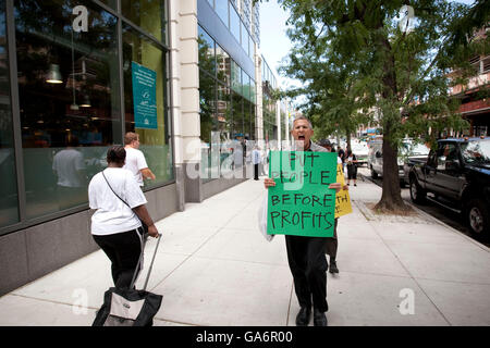 Single-pagatore attivisti picket il Whole Foods store su Columbus Avenue in New York, Stati Uniti d'America, 26 agosto 2009. " Le persone prima dei profitti" Foto Stock