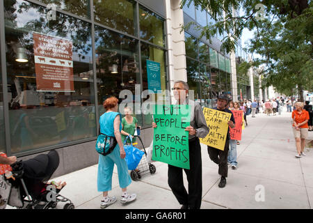 Single-pagatore attivisti picket il Whole Foods store su Columbus Avenue in New York, Stati Uniti d'America, 26 agosto 2009. " Le persone prima dei profitti" Foto Stock