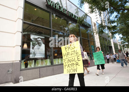 Single-pagatore attivisti picket il Whole Foods store su Columbus Avenue in New York, Stati Uniti d'America, 26 agosto 2009. Foto Stock