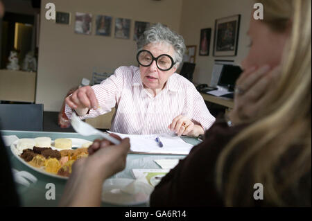 6 Aprile 2006 - New York City - Sylvia Weinstock conduce una consultazione con i clienti. Foto Stock