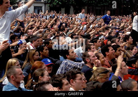 Folla di tifosi gesto come essi guardano la nazionale francese di calcio team gioco su schermo gigante, Place de l'Hotel de Ville, Parigi, Francia, giugno 2002. Foto Stock