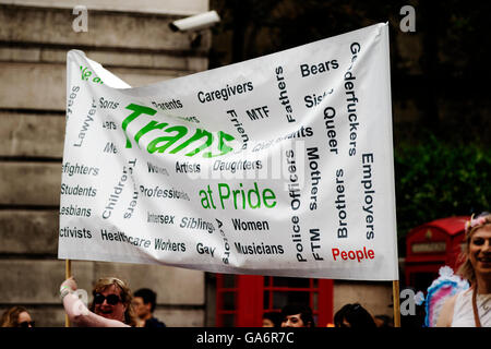 I partecipanti al Gay Pride Londra processione in Portland Place, London W1, England, Regno Unito Foto Stock