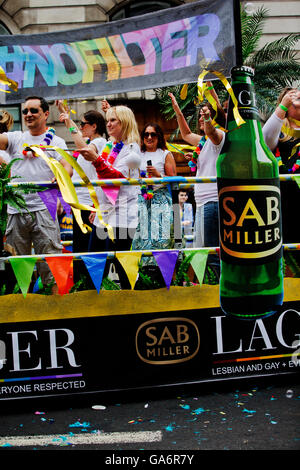 I partecipanti al Gay Pride Londra processione in Portland Place, London W1, England, Regno Unito Foto Stock