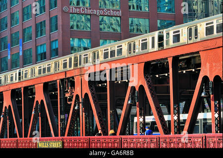 Chicago, Illinois, Stati Uniti. Un treno della linea marrone CTA che attraversa il ponte di Wells Street per entrare nel raccordo della città o nel centro. Foto Stock