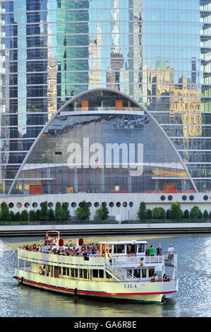 Un turista in viaggio in barca sul fiume di Chicago è riflessa nel vetro del sotto costruzione punto sul fiume progetto. Chicago, Illinois, Stati Uniti d'America. Foto Stock