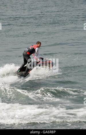 Più il mondo, europei e britannici di jetski freestyle Champion Lee Stone visualizza il suo talento in Greenock, Scotland, Regno Unito Foto Stock