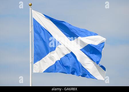 Bandiera scozzese, St Andrew's Cross, che soffia con il vento. Foto Stock