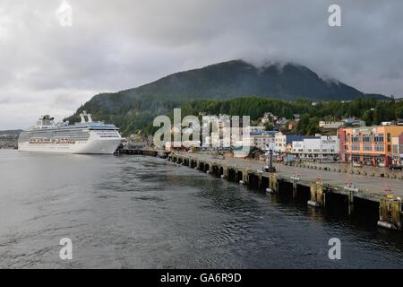 Vista del Coral Princess ospitato presso la città di Ketchikan in Alaska, STATI UNITI D'AMERICA Foto Stock