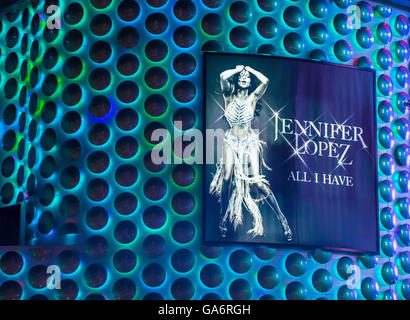 Jennifer Lopez mostra poster a Planet Hollywood Resort di Las Vegas. Foto Stock