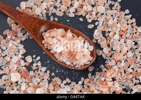 Rosa himalayano sale di roccia in cucchiaio di legno closeup, vista dall'alto Foto Stock