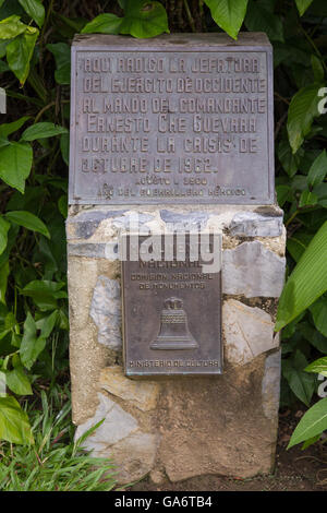 Una lapide commemorativa al di fuori di ingresso alla grotta dove Che Guevara con sede brevemente durante la crisi dei missili di Cuba nel 1962. Foto Stock