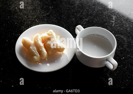 Latte di soia e fritte doughstick con latte condensato zuccherato sulla parte superiore Foto Stock