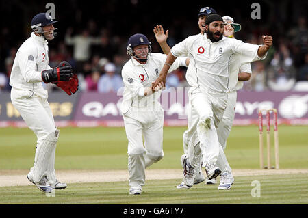 Il Monty Panesar dell'Inghilterra festeggia con i compagni di squadra dopo aver bowling Sachin Tendulkar fuori LBW durante il quarto giorno del primo test Npower al Lord's Cricket Ground di Londra. Foto Stock